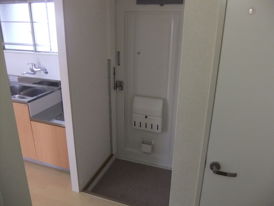 玄関　※他の号室の写真になります。