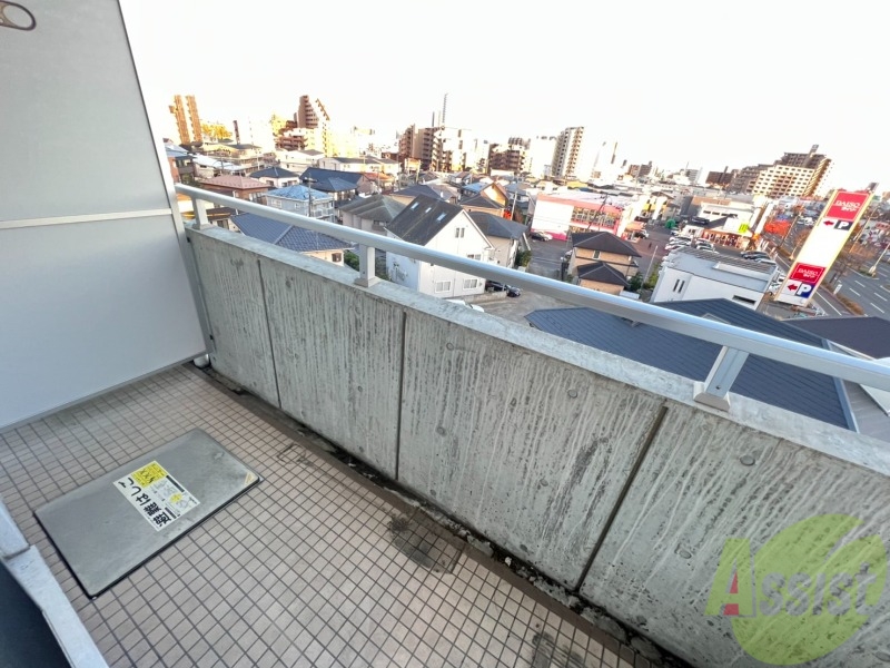 バルコニー　広めのバルコニーで、洗濯物干しもバッチリです。