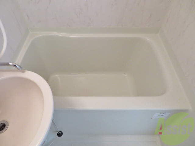 バス・シャワールーム　バスルームは狭すぎず、シャワーも浴びやすそうです。