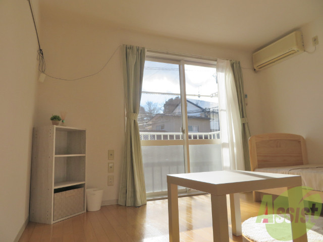 居室・リビング　８帖の洋室です。広々として、きれいですね。