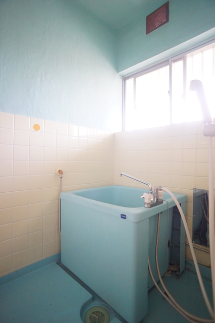 バス・シャワールーム　お風呂には窓が付いており、換気もしやすいです