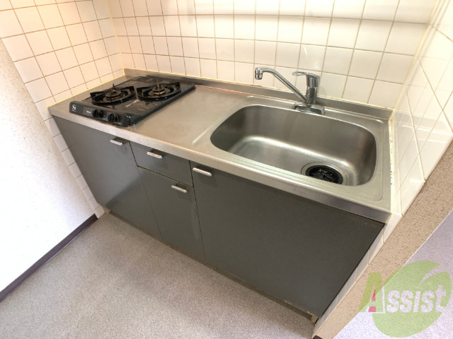 キッチン　２口のガスコンロが設置されたシステムキッチンです