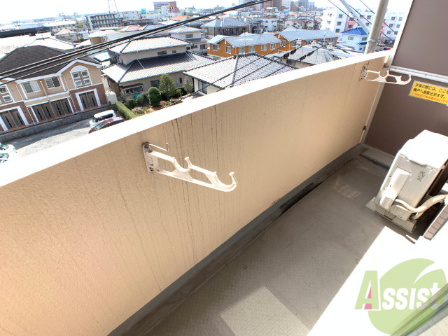 バルコニー　南向きでお洗濯もはかどりそうなバルコニーですね