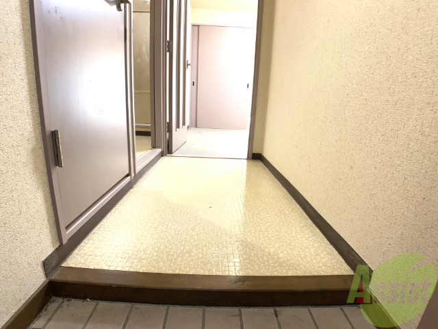 玄関　玄関を入ると左手にトイレ、脱衣所、正面がダイニングや居室です