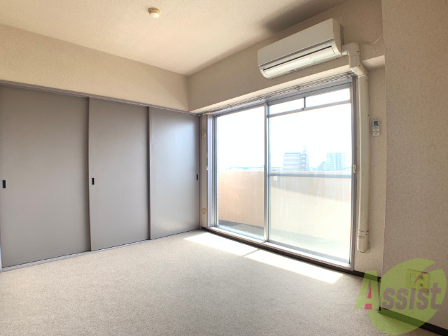 居室・リビング　５．４帖の洋室は南向きで陽当たりのいいお部屋です