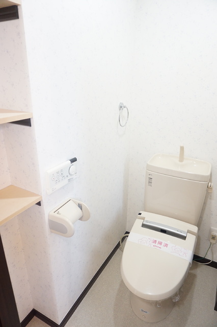 トイレ　★洗浄機能付きトイレです！便利な棚があります★