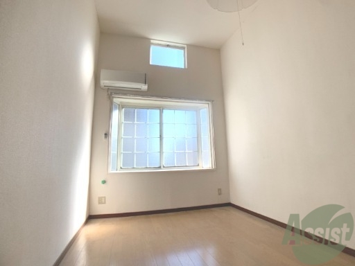 居室・リビング　６帖の洋室です。窓が大きく沢山光が入ってきます。