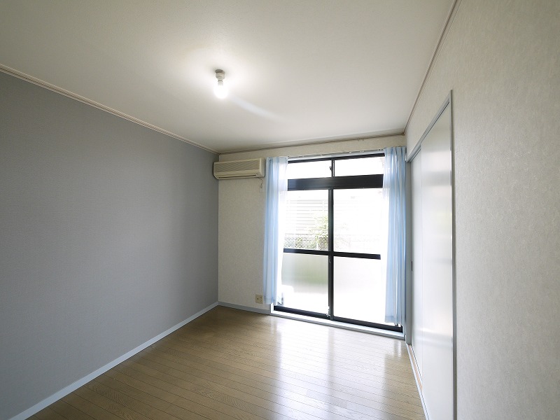 その他部屋・スペース　開放的な寝室です