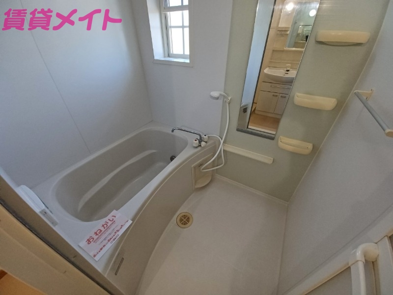 バス・シャワールーム　同物件別部屋反転写真