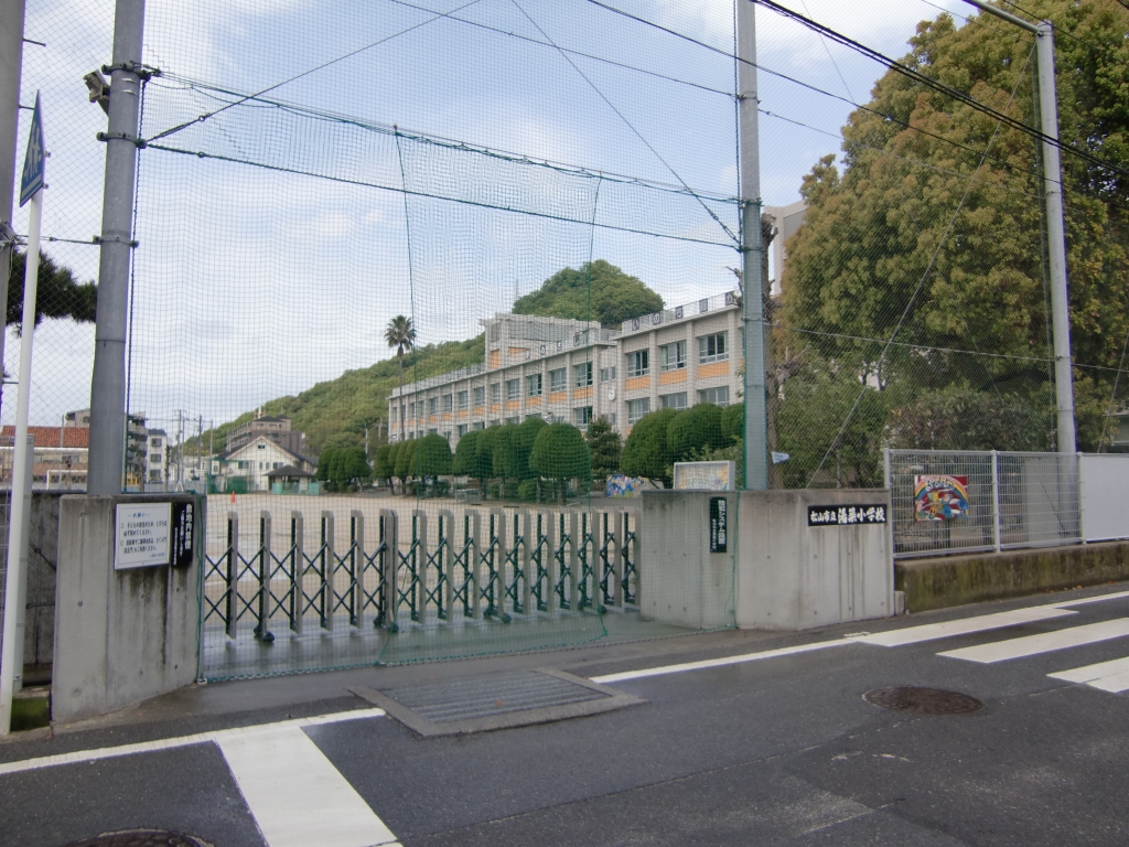 小学校　松山市立湯築小学校（小学校）まで885m