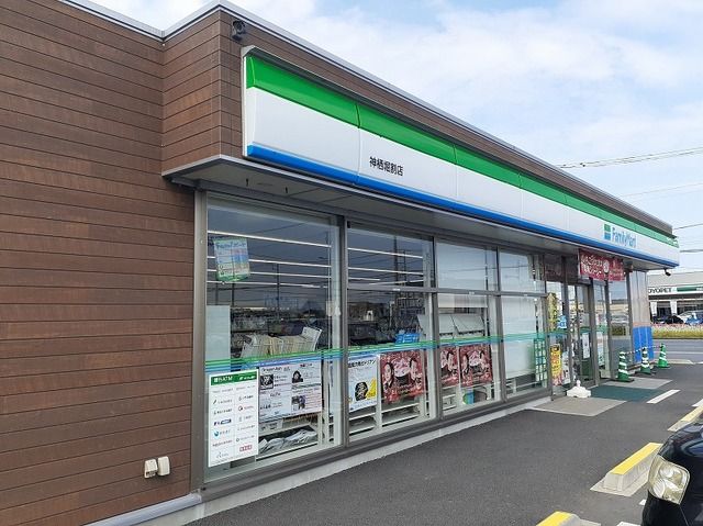 コンビニ　ファミリーマート（コンビニ）まで450m