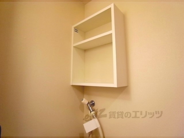 洗面設備　洗濯機上の収納です