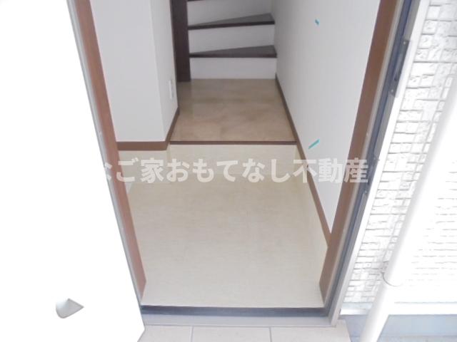 玄関　※写真は別号室