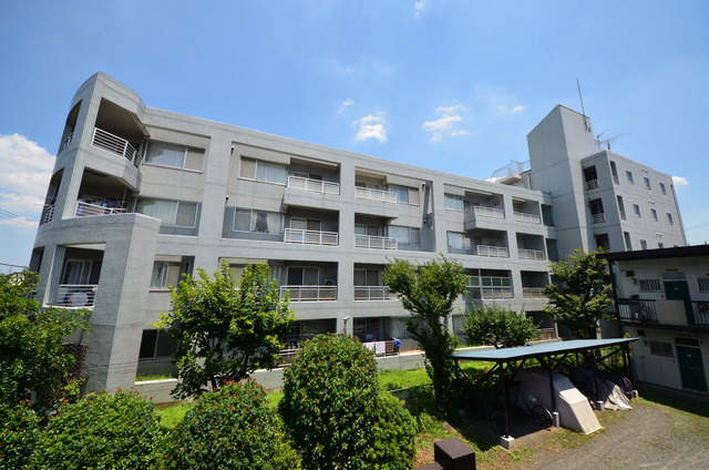 建物外観　～青い空、白い雲～