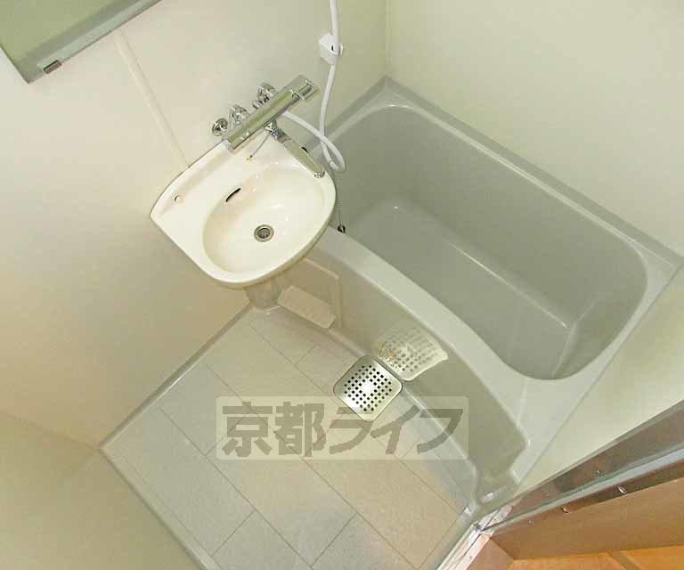 バス・シャワールーム　洗面台付きの浴室です