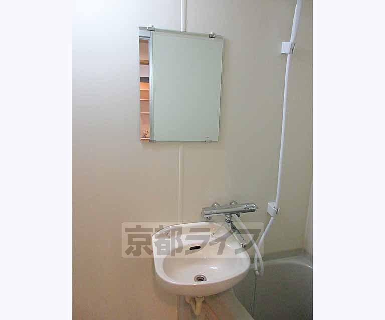 洗面設備　鏡ついてます・