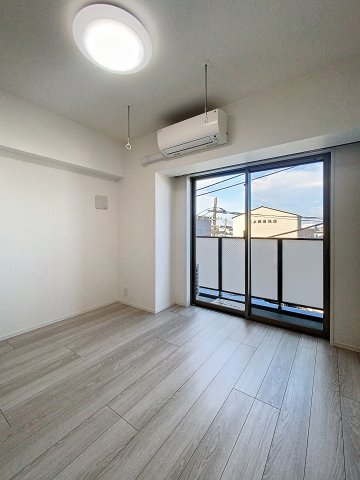 その他部屋・スペース　開放的な寝室です