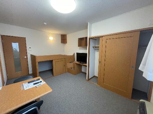 その他部屋・スペース　折り畳み式のテーブルはコンパクトに収まります
