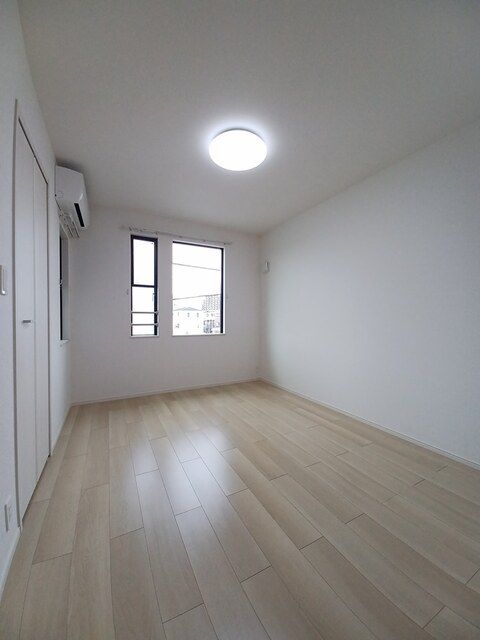 その他共有部分　建物となりにコンビニがあり、急なお買物にも便利です。