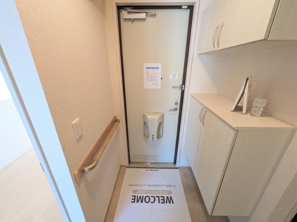 玄関　玄関に手すりがついており、支えにしたり物を掛けたりできます。