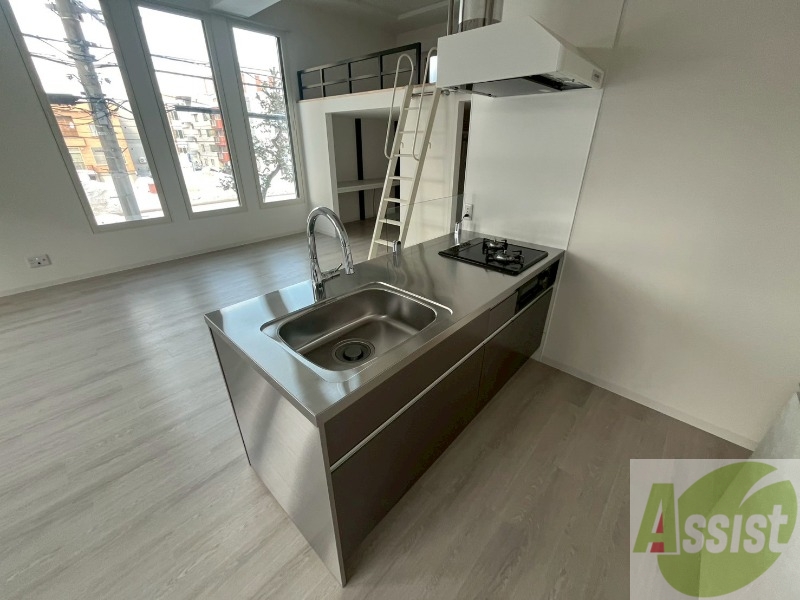 キッチン　対面キッチンになっているので料理しながらＴＶも見れますよ～。