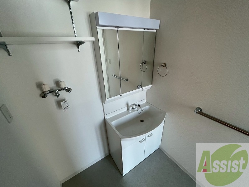 洗面設備　独立洗面台です。大きくてよいですね。シャンプーもできます！