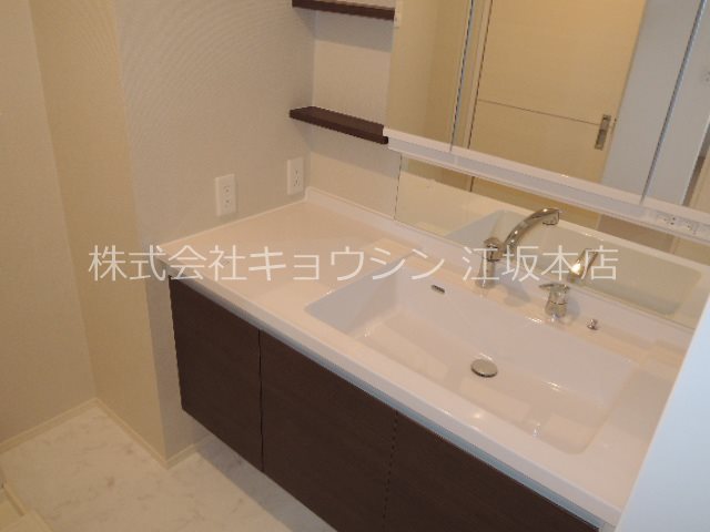 洗面設備　大きな洗面台