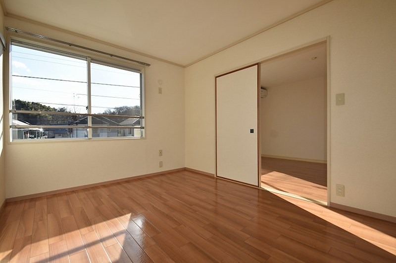 その他部屋・スペース　妻窓付で開放感のあるお部屋です。