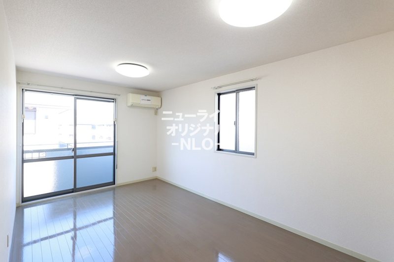 居室・リビング　エアコン付でオールシーズン快適に過ごせます☆