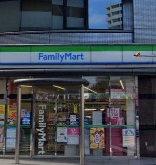 コンビニ　ファミリーマート 牛島町店（コンビニ）まで394m