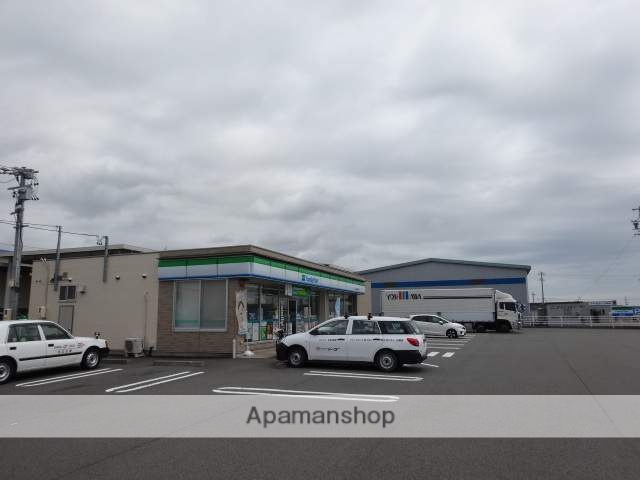 コンビニ　ファミリーマート（コンビニ）まで400m