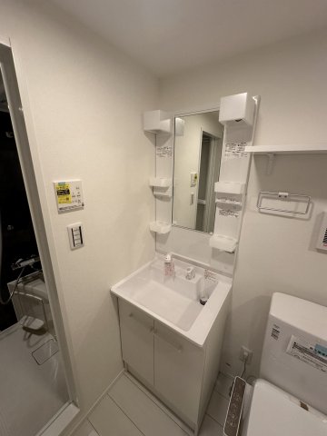 洗面設備　ゆったりとスペースのある洗面所