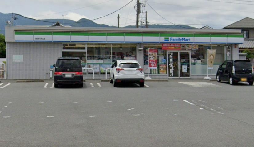 コンビニ　ファミリーマート（コンビニ）まで845m