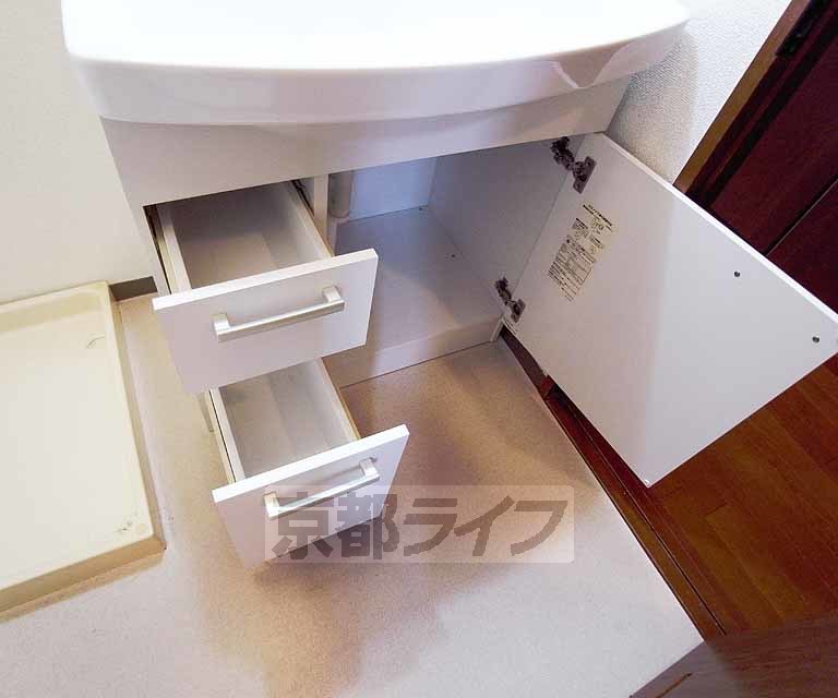 洗面設備　２段の引き出し収納が便利です・