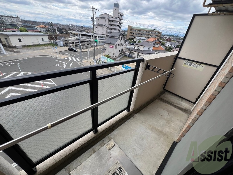 バルコニー　バルコニーは洗濯物を干すのに十分な広さがありますね。