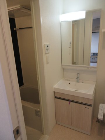 洗面設備　明るい洗面所です