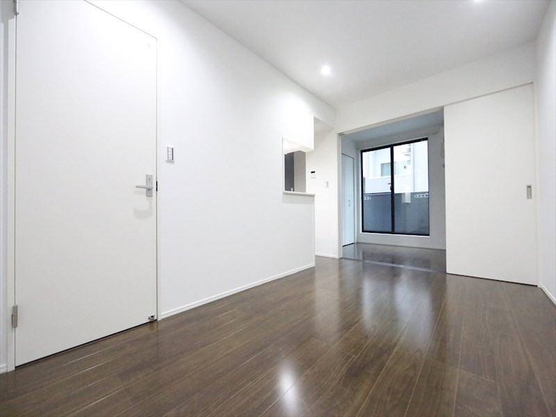 居室・リビング　ＬＤＫ9.7帖　洋室4.2帖　エアコン付　バルコニー