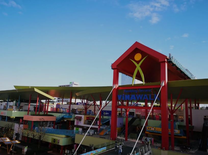 ショッピングセンター　ViNAWALK(ビナウォーク)（ショッピングセンター）まで474m