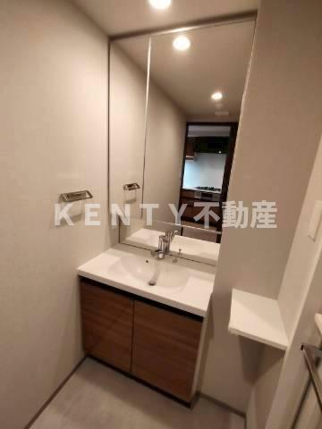 洗面設備　明るい洗面所です