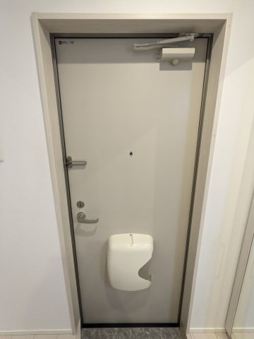玄関　102号室