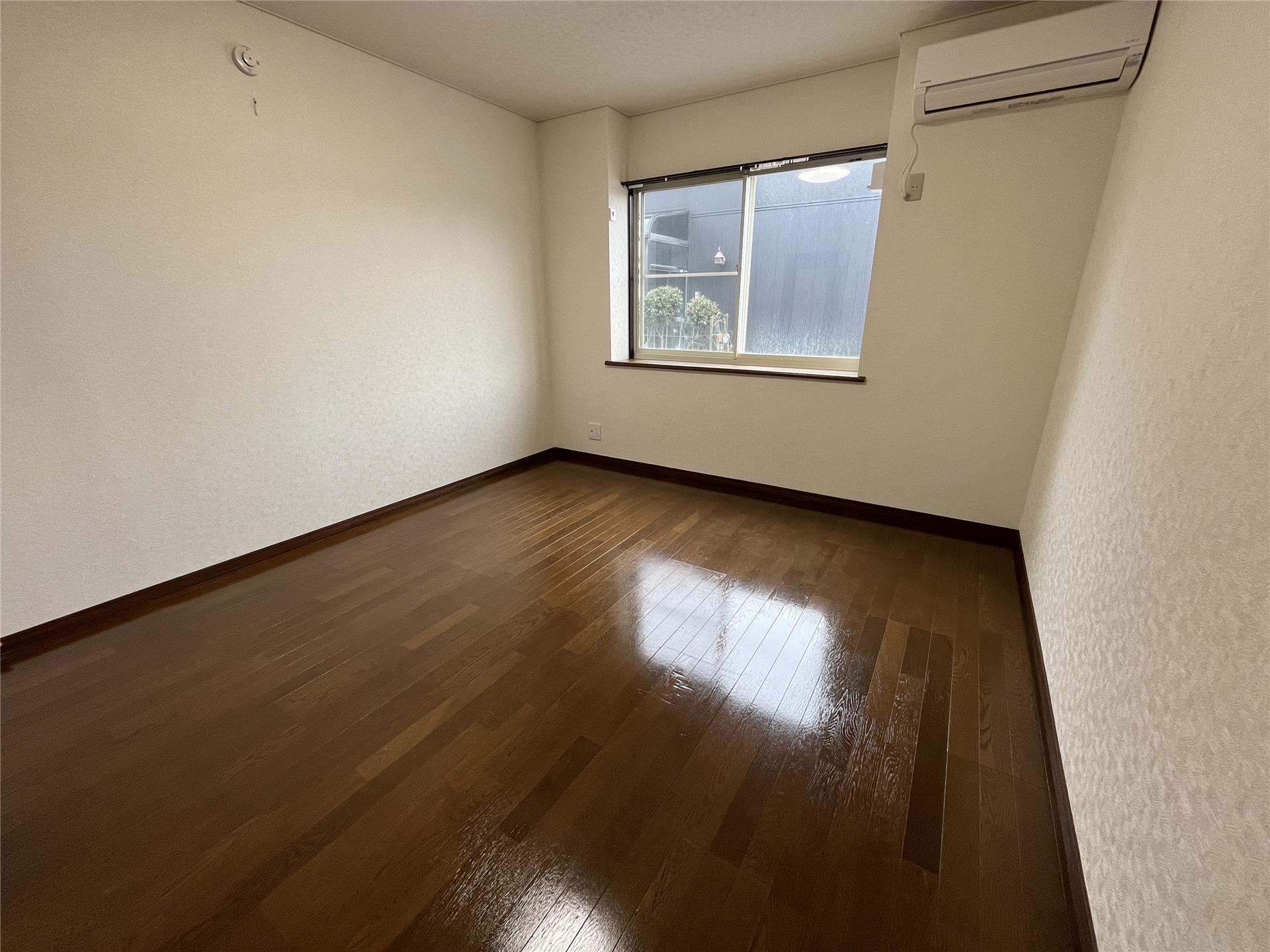 居室・リビング　7.4帖のお部屋です♪窓は出窓です♪