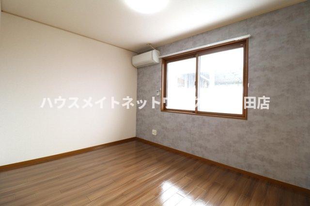 居室・リビング　洋室（参考同型201号室室内写真）