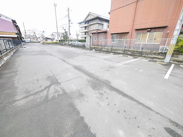 駐車場　駐車場があるので、車を買う予定の方も安心です