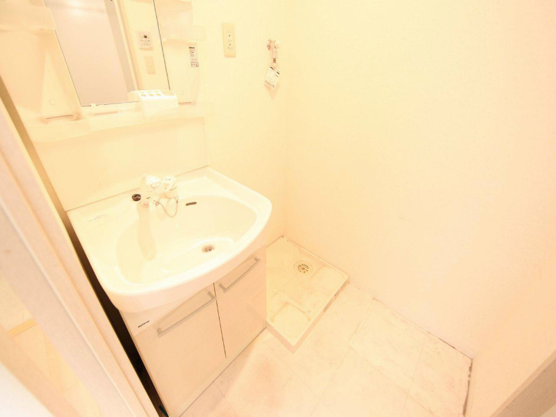 洗面設備　脱衣所　独立洗面台（シャンプードレッサー付）収納スペース有