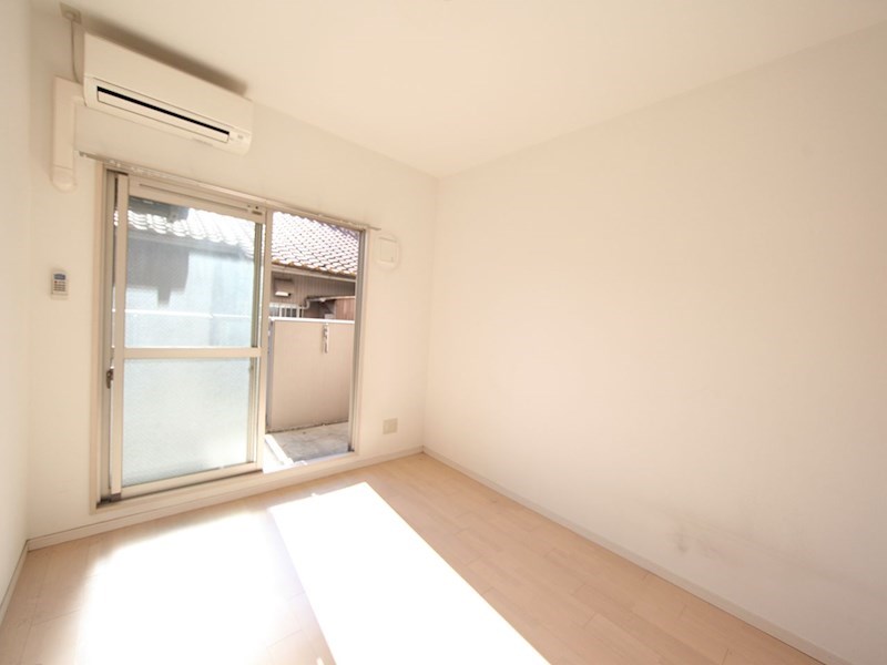 居室・リビング　洋室7.3帖　エアコン完備　南面バルコニー