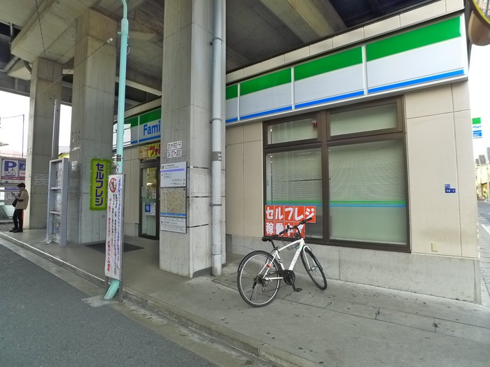 コンビニ　ファミリーマート（コンビニ）まで450m