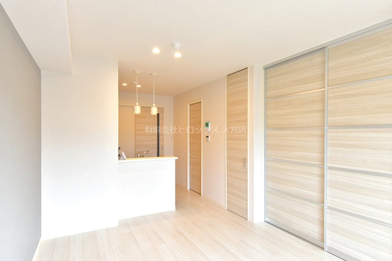 居室・リビング　アクセントクロスがお洒落なエアコン・照明設備付きリビング