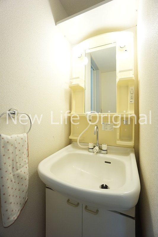 洗面設備　シャワー付き洗面台で朝の支度も楽にできます☆