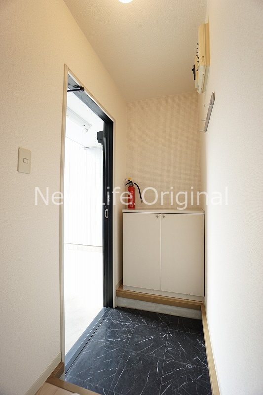 玄関　ディスプレイも楽しめるシューズボックス付きです☆