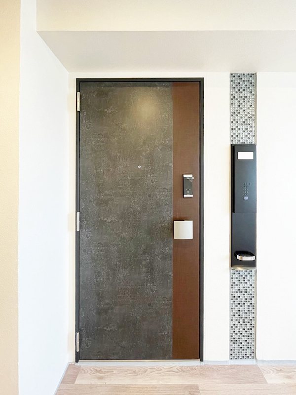 玄関　スマートカード式電子ロックが備わる玄関ドア